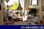 Wohnbereich mit Zugang zum Balkon