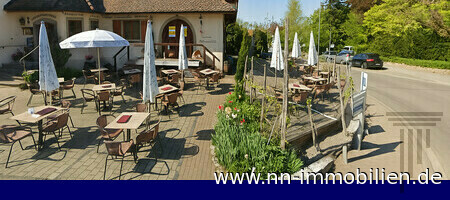 Gebäudeansicht mit großzügigem Terrassenbereich Gebäudeansicht mit großzügigem Terrassenbereich