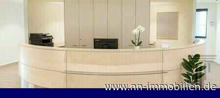 Moderne, helle Empfangstheke – Inventar durch KI ausgestattet Moderne, helle Empfangstheke – Inventar durch KI ausgestattet