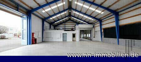 Innenansicht - moderne Halle mit Büro, Werkstatt und Empore Innenansicht - moderne Halle mit Büro, Werkstatt und Empore