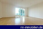 Wohnzimmer mit Zugang zum �berdachten Balkon