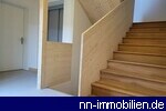 gepflegtes Treppenhaus mit Aufzug