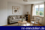 helles und ger�umiges Wohnzimmer - m�bliert durch KI