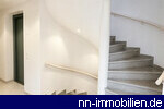 gepflegtes Treppenhaus mit Aufzug - Visualisierung / KI-generiertes Bild, Abweichungen m�glich