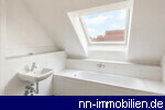 Tageslichtbad mit Wanne und Dusche - KI-generiertes Bild, Abweichungen m�glich 