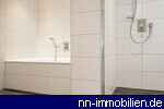 Bad mit Dusche und Wanne - KI-generiertes Bild, Abweichungen m�glich